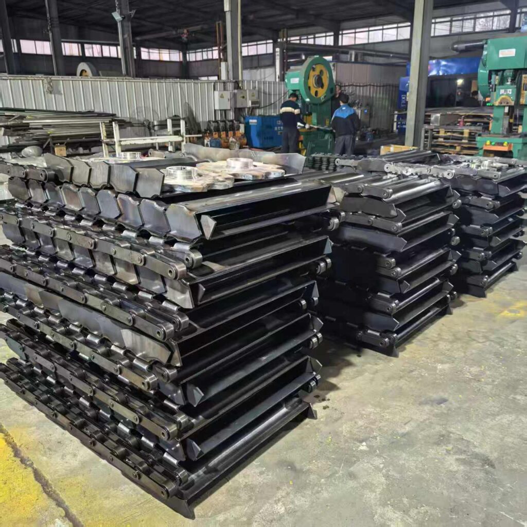 Durable apron plate conveyor belt for mining and metallurgy